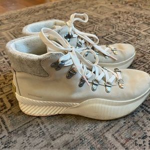 Sorel women’s Out N About III boots 9.5